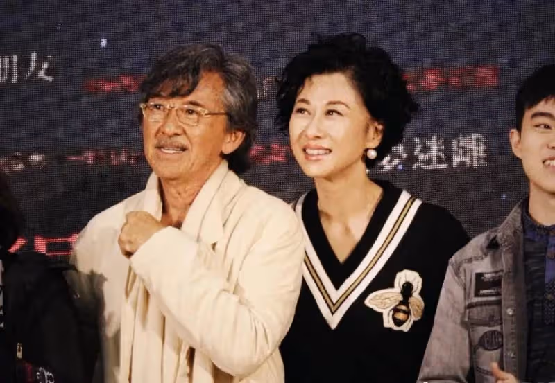 白髪不再染黑！「61歲葉倩文」從容面對歲月，卻更有味道，趕時髦穿著克萊因藍，滿頭白髪也美