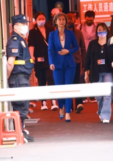 白髪不再染黑！「61歲葉倩文」從容面對歲月，卻更有味道，趕時髦穿著克萊因藍，滿頭白髪也美