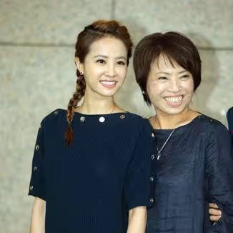 看看蔡依林媽媽，再看「昆淩媽媽」，網友：原諒我沒忍住大笑出聲