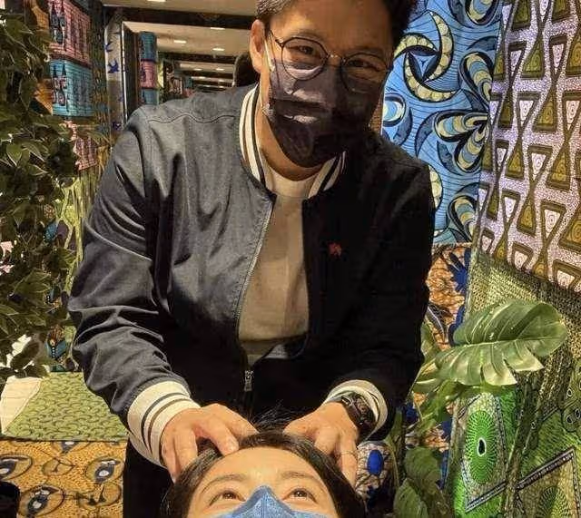 霍啟剛曬和郭晶晶國慶合照，他化身洗頭小哥，和老婆甜蜜互動