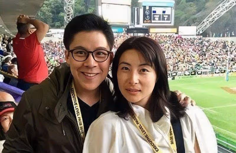 霍啟剛曬和郭晶晶國慶合照，他化身洗頭小哥，和老婆甜蜜互動