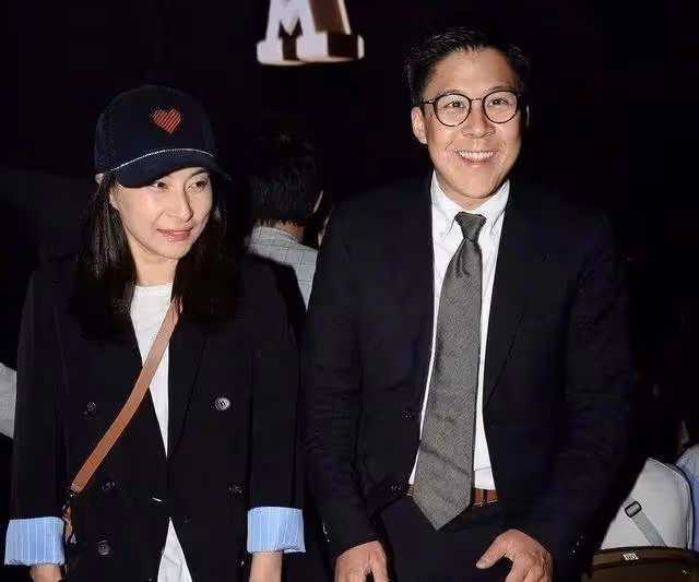 霍啟剛曬和郭晶晶國慶合照，他化身洗頭小哥，和老婆甜蜜互動