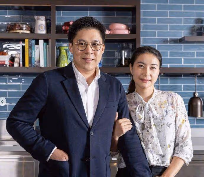 霍啟剛曬和郭晶晶國慶合照，他化身洗頭小哥，和老婆甜蜜互動