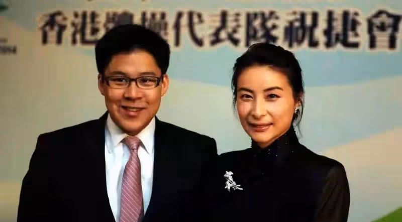 霍啟剛曬和郭晶晶國慶合照，他化身洗頭小哥，和老婆甜蜜互動
