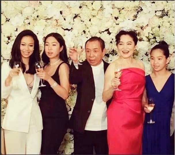 上有百億家產,林青霞女兒被拍到當服務生端茶倒水沒架子, 不求名利靠自己:曝正臉清秀面容
