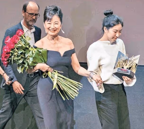 上有百億家產,林青霞女兒被拍到當服務生端茶倒水沒架子, 不求名利靠自己:曝正臉清秀面容