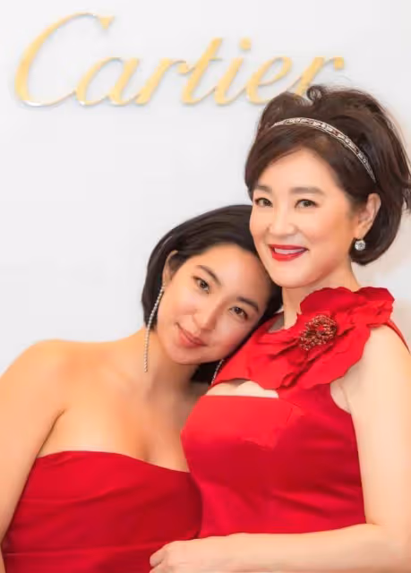 上有百億家產,林青霞女兒被拍到當服務生端茶倒水沒架子, 不求名利靠自己:曝正臉清秀面容