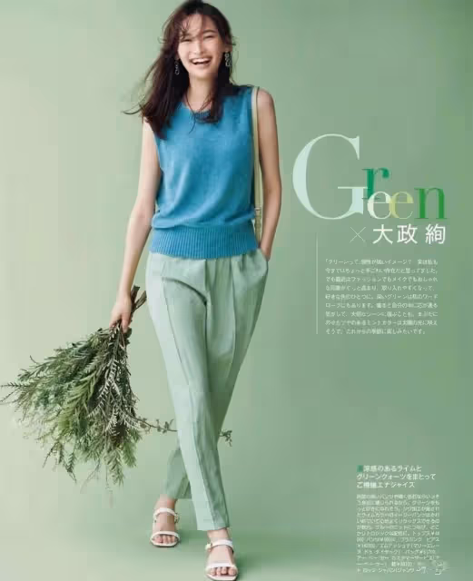 4、50歲的女人,建議少穿「藏藍色」,顯老沒氣色!這樣穿更洋氣