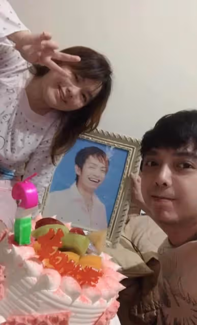 43歲藝人小炳單親養女被目擊在飯店當櫃台員,本人證實已上班2個月身兼多職:靠自己養家