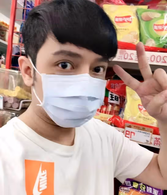 43歲藝人小炳單親養女被目擊在飯店當櫃台員,本人證實已上班2個月身兼多職:靠自己養家