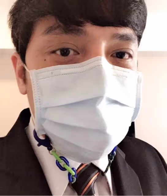 43歲藝人小炳單親養女被目擊在飯店當櫃台員,本人證實已上班2個月身兼多職:靠自己養家