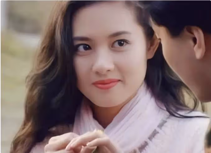 56歲性感女神李麗珍曬近照,自嘲肥又老,全素顏出街無人識,網友細看容顏後感嘆:還是那麼美啊