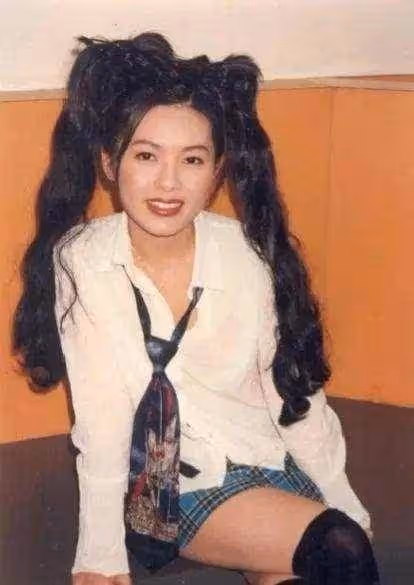 56歲性感女神李麗珍曬近照,自嘲肥又老,全素顏出街無人識,網友細看容顏後感嘆:還是那麼美啊
