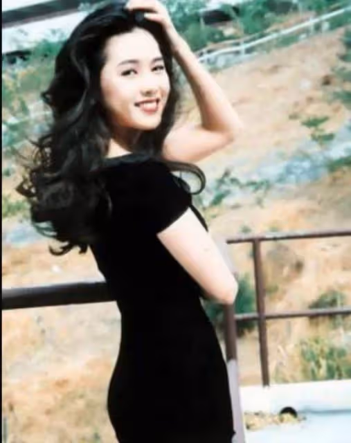 56歲性感女神李麗珍曬近照,自嘲肥又老,全素顏出街無人識,網友細看容顏後感嘆:還是那麼美啊