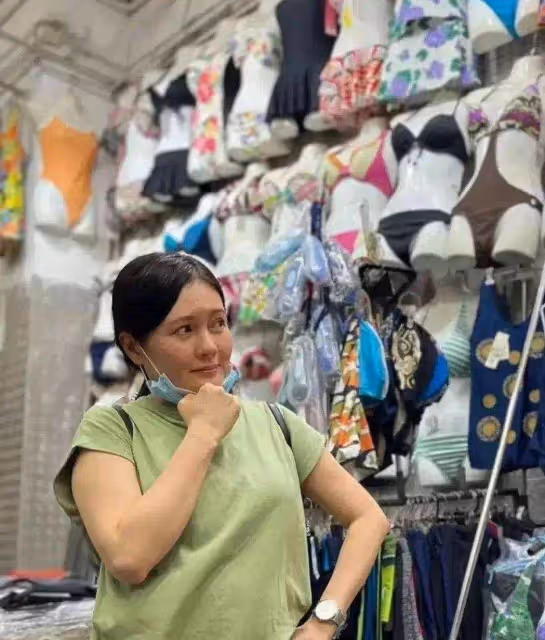 56歲性感女神李麗珍曬近照,自嘲肥又老,全素顏出街無人識,網友細看容顏後感嘆:還是那麼美啊
