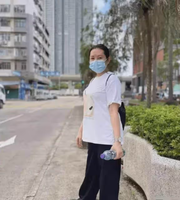 56歲性感女神李麗珍曬近照,自嘲肥又老,全素顏出街無人識,網友細看容顏後感嘆:還是那麼美啊