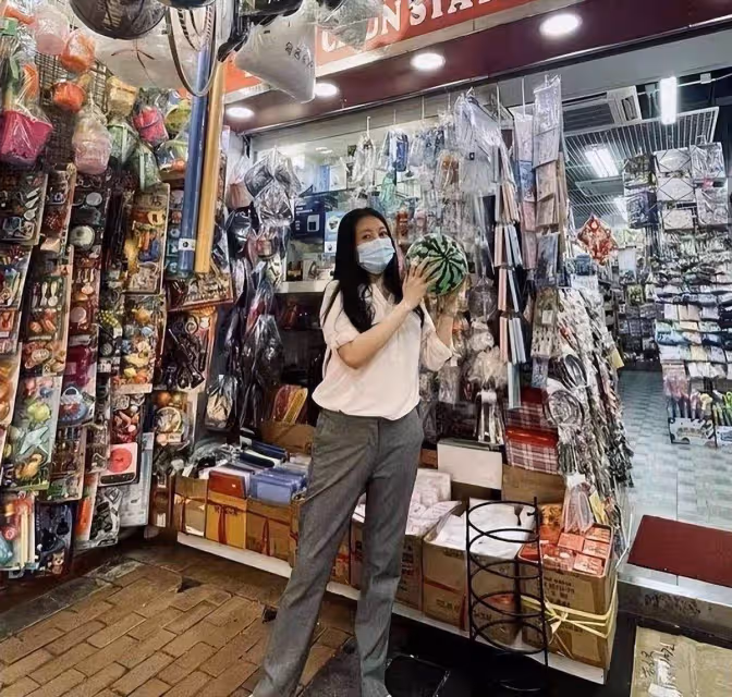 56歲性感女神李麗珍曬近照,自嘲肥又老,全素顏出街無人識,網友細看容顏後感嘆:還是那麼美啊