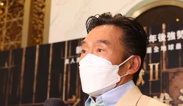 58歲香港知名男星自曝婚變後仍堅持戴婚戒,強忍淚水為自己慶生