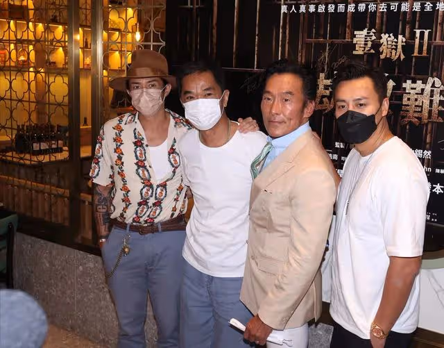 58歲香港知名男星自曝婚變後仍堅持戴婚戒,強忍淚水為自己慶生