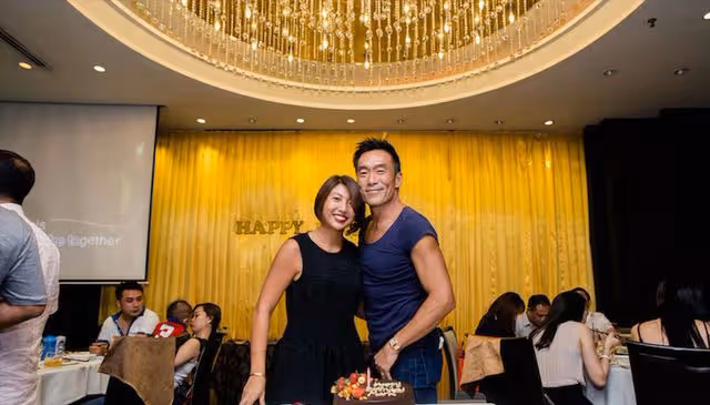 58歲香港知名男星自曝婚變後仍堅持戴婚戒,強忍淚水為自己慶生