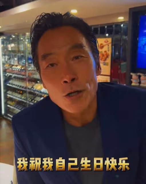 58歲香港知名男星自曝婚變後仍堅持戴婚戒,強忍淚水為自己慶生