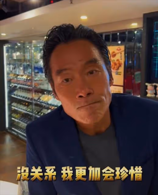 58歲香港知名男星自曝婚變後仍堅持戴婚戒,強忍淚水為自己慶生