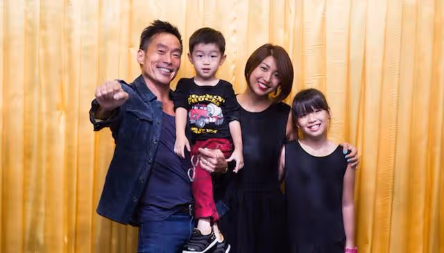58歲香港知名男星自曝婚變後仍堅持戴婚戒，強忍淚水為自己慶生