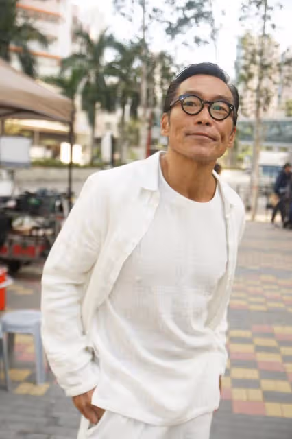 58歲香港知名男星自曝婚變後仍堅持戴婚戒，強忍淚水為自己慶生