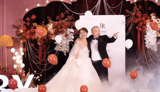 紅樓夢主演同游蘇州!街頭嗑瓜子看戲無人識,「賈璉」夫婦罕同框