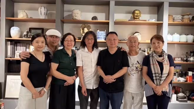 紅樓夢主演同游蘇州!街頭嗑瓜子看戲無人識,「賈璉」夫婦罕同框