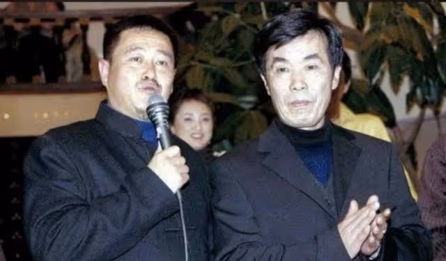 趙本山何慶魁重歸於好!合影緊摟對方滿臉笑容,一起題字情同手足