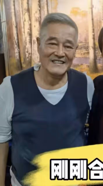 趙本山何慶魁重歸於好!合影緊摟對方滿臉笑容,一起題字情同手足