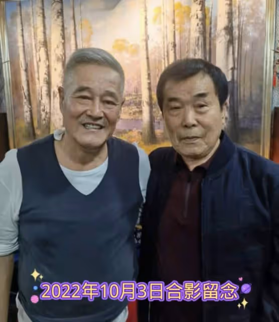 趙本山何慶魁重歸於好!合影緊摟對方滿臉笑容,一起題字情同手足