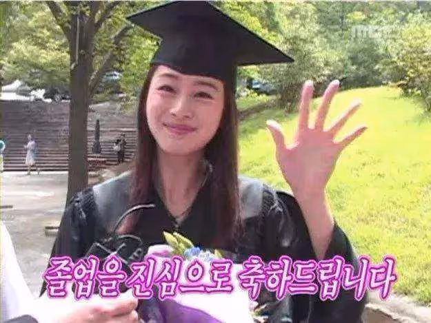 金泰熙出道20多年,被譽為最乾淨的韓國女星,憑藉的不僅是背景