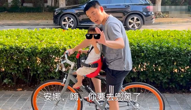 鄭愷一家三口回奶奶家過節,小姨子寸步不離,四代同堂太幸福