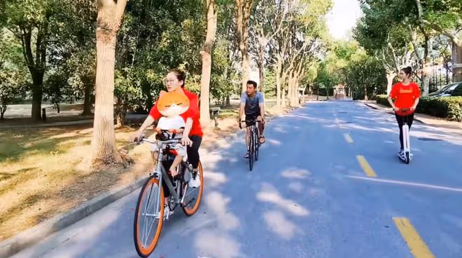 鄭愷一家三口回奶奶家過節,小姨子寸步不離,四代同堂太幸福