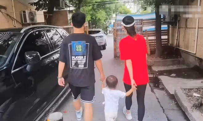 鄭愷一家三口回奶奶家過節,小姨子寸步不離,四代同堂太幸福
