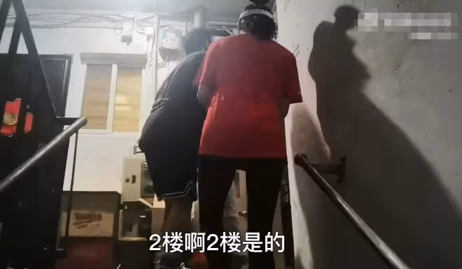 鄭愷一家三口回奶奶家過節,小姨子寸步不離,四代同堂太幸福