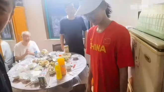 鄭愷一家三口回奶奶家過節,小姨子寸步不離,四代同堂太幸福