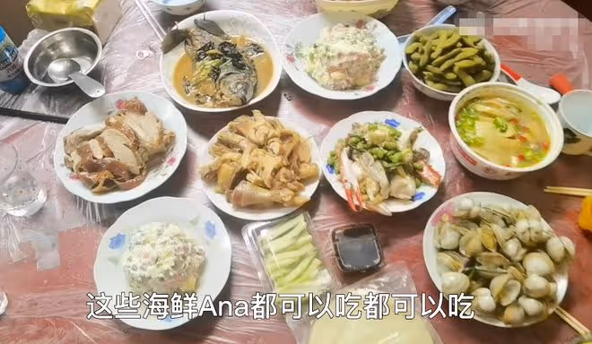鄭愷一家三口回奶奶家過節,小姨子寸步不離,四代同堂太幸福