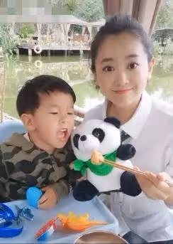 主持人月亮姐姐曬新疆美食,皮膚緊緻狀態佳,42歲宛如少女