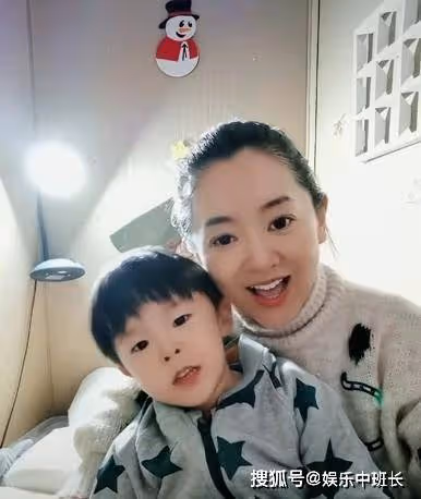 主持人月亮姐姐曬新疆美食,皮膚緊緻狀態佳,42歲宛如少女