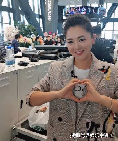 主持人月亮姐姐曬新疆美食，皮膚緊緻狀態佳，42歲宛如少女