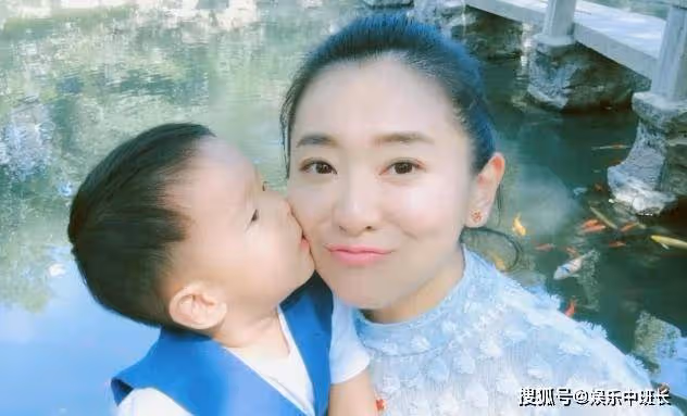 主持人月亮姐姐曬新疆美食，皮膚緊緻狀態佳，42歲宛如少女