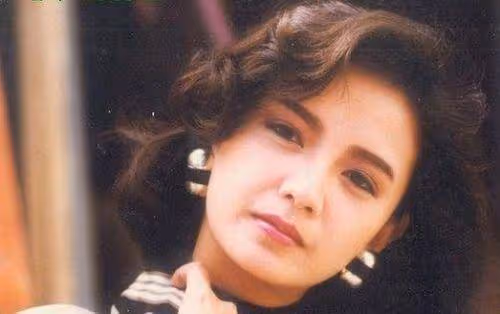 她是梁朝偉初戀，曾是TVB五美之一，54歲顏值依舊，堪稱不老女神