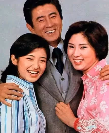 他和山口百惠在影視劇中多次扮演父女，並且是她的「紅娘」