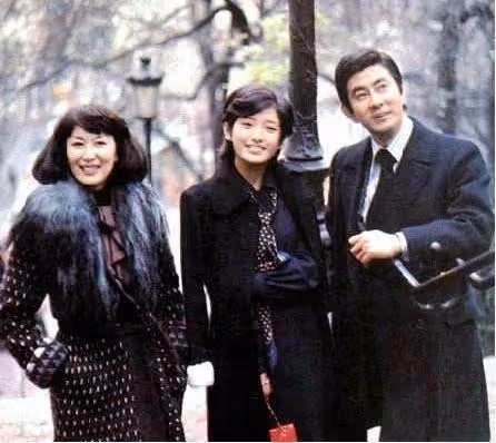 他和山口百惠在影視劇中多次扮演父女，並且是她的「紅娘」