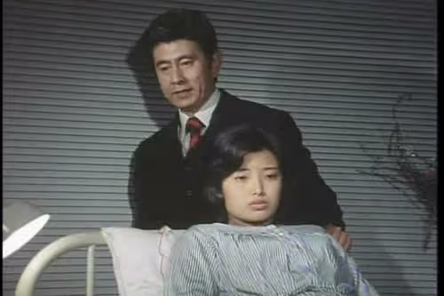 他和山口百惠在影視劇中多次扮演父女，並且是她的「紅娘」