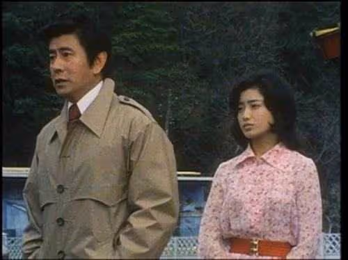 他和山口百惠在影視劇中多次扮演父女，並且是她的「紅娘」