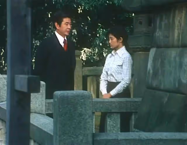 他和山口百惠在影視劇中多次扮演父女，並且是她的「紅娘」